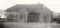 Skolehuset etter utvidelsen i 1881. Foto: Ukjent.