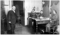 Fra Økonoms kontor i Pedersgata 81. Fra venstre: Knud Knudsen, Kathrine Svendsen, Hilde Kleppe og Anne Ims. Foto: Ukjent.