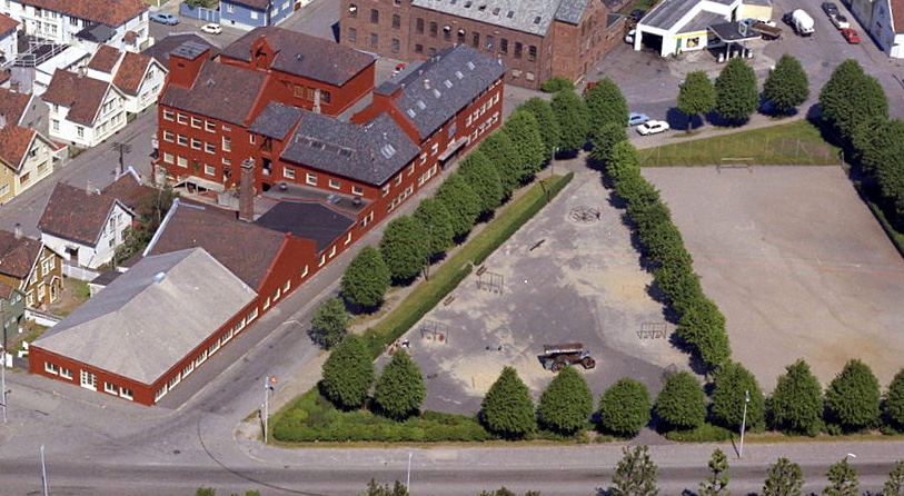 Til høyre ser vi lekeplassen og fotballbanen. Bildet ble tatt 19. juni 1970. Foto: Stavanger Byarkiv.