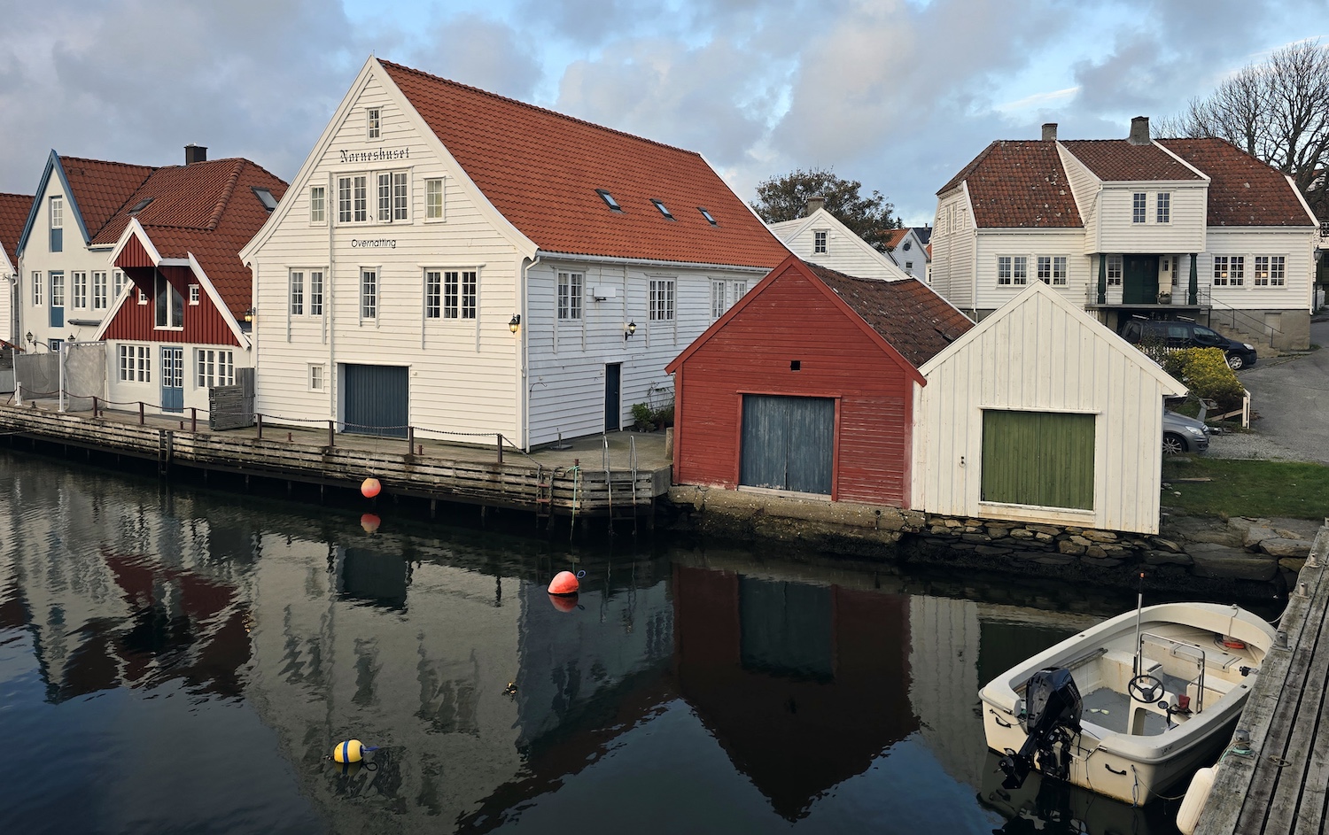 De to bygningene til venstre ble brukt av Skudenes Canning. I kjelleretasjen på Norneshuset (det store hvite) var det sildemottak. Foto: Erling Jensen.