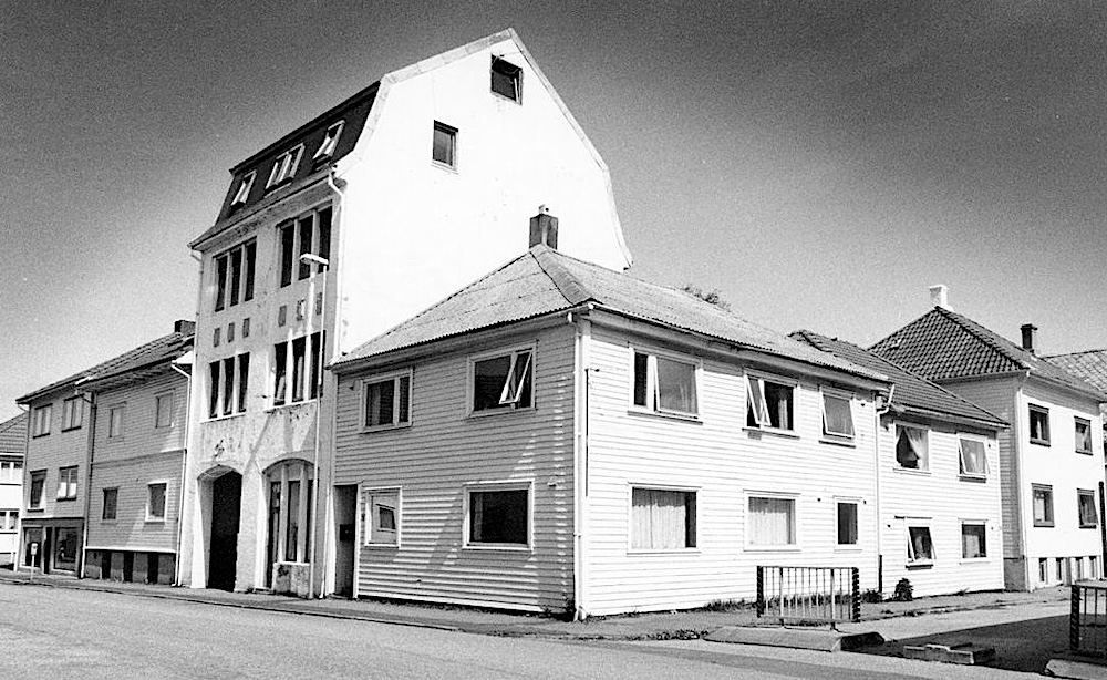 Langgata 64 er det store murhuset. Bildet ble tatt 14. mai 1993. Foto: Rogalands Avis /Stavanger byarkiv.