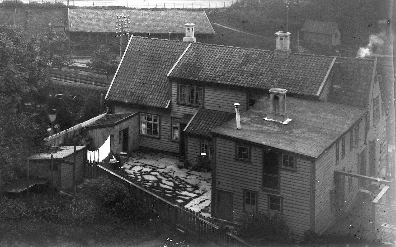 Baksiden av huset. Bildet ble antakelig tatt i 1909. Foto: Narve Skarpmoen.