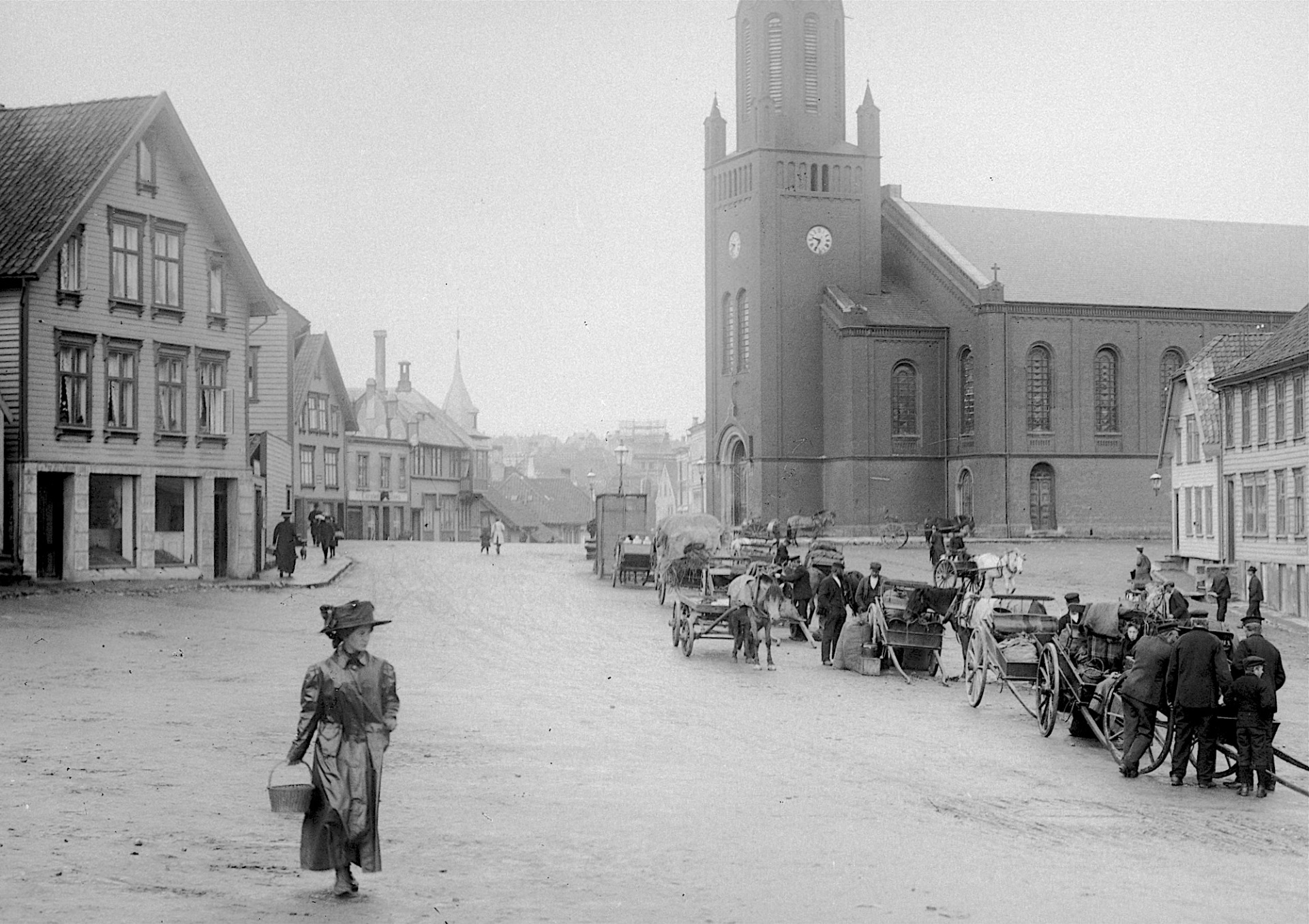 Nytorget 5 lå i huset helt til venstre. Bildet ble tatt i begynnelsen av 1900-tallet. Foto: Narve Skarpmoen.