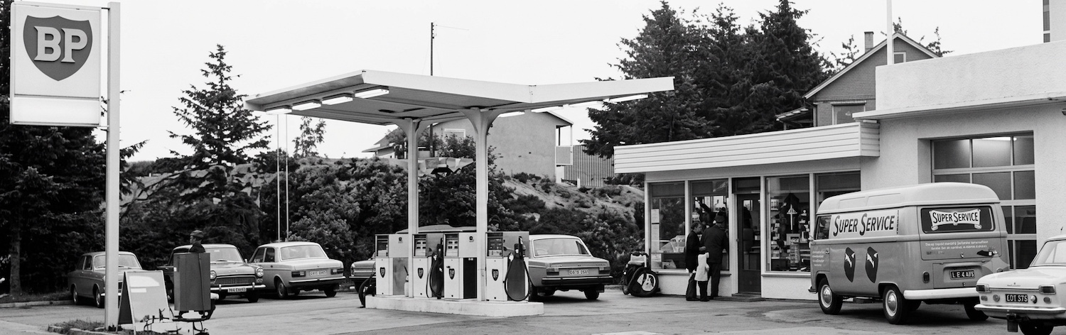 BP-stasjonen. Bildet er KI-generert, og enkelte detaljer kan avvike fra virkeligheten.